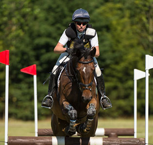 Jeanette Brakewell  riding Kec Salza