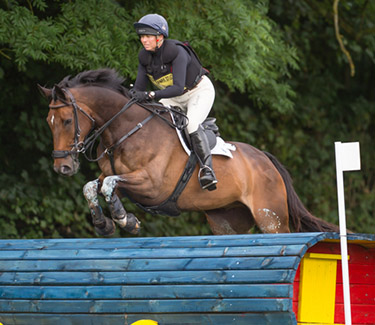 JEANETTE BRAKEWELL (GBR) RIDING KEC SALZA